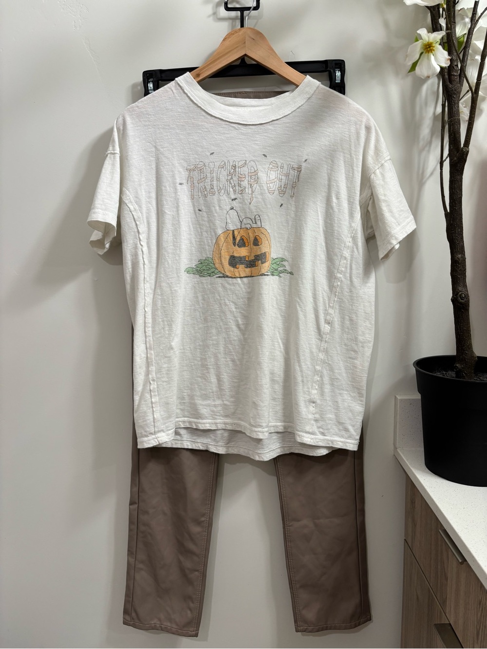 American Eagle Snoopy Halloween Pumpkin Graphic Tee and Tan Pants Bundle